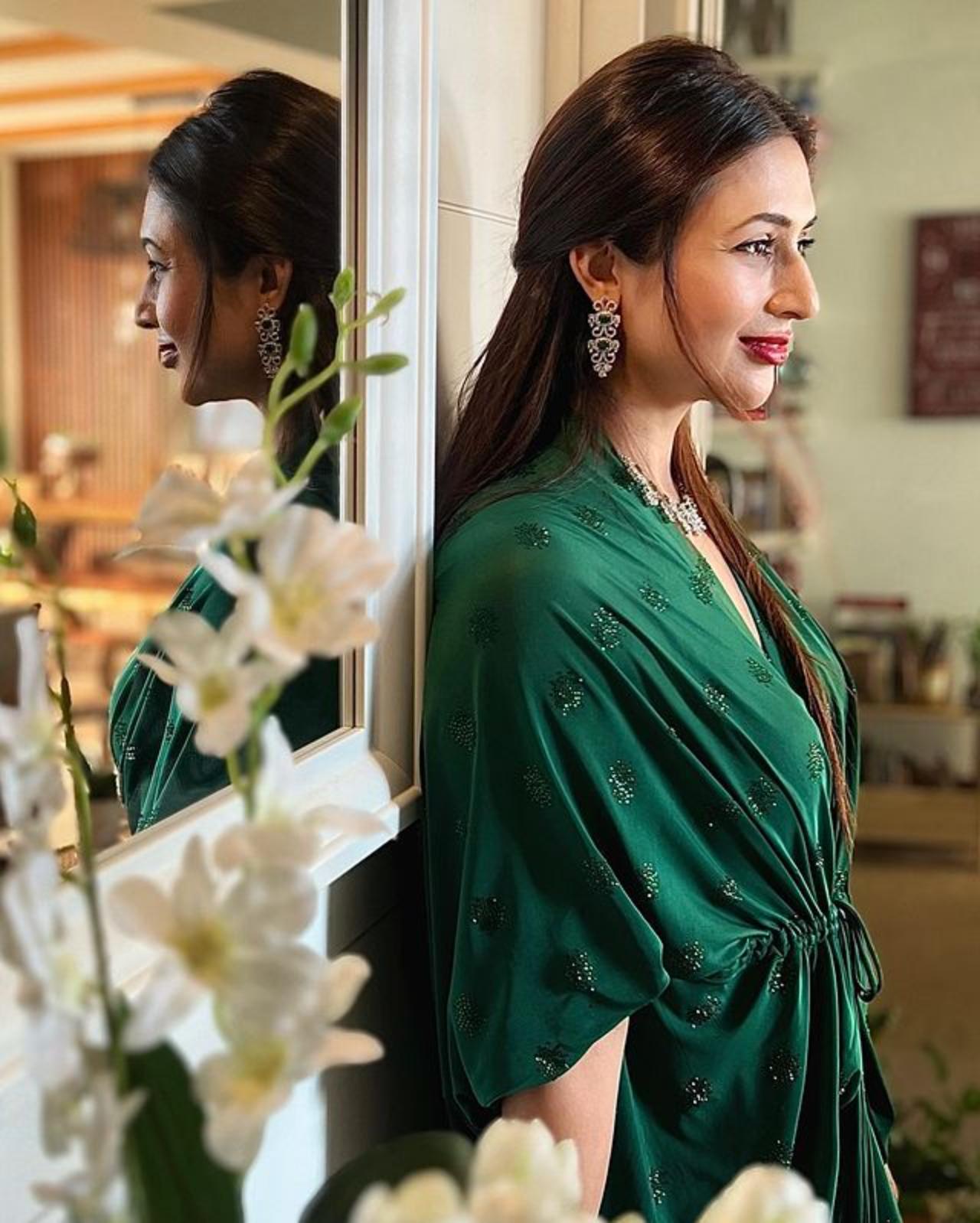 Divyanka added a sparkling diamond necklace to finish her look